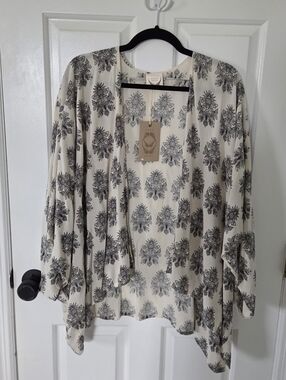 Cream and Black Floral Lightweight Kimono NWT